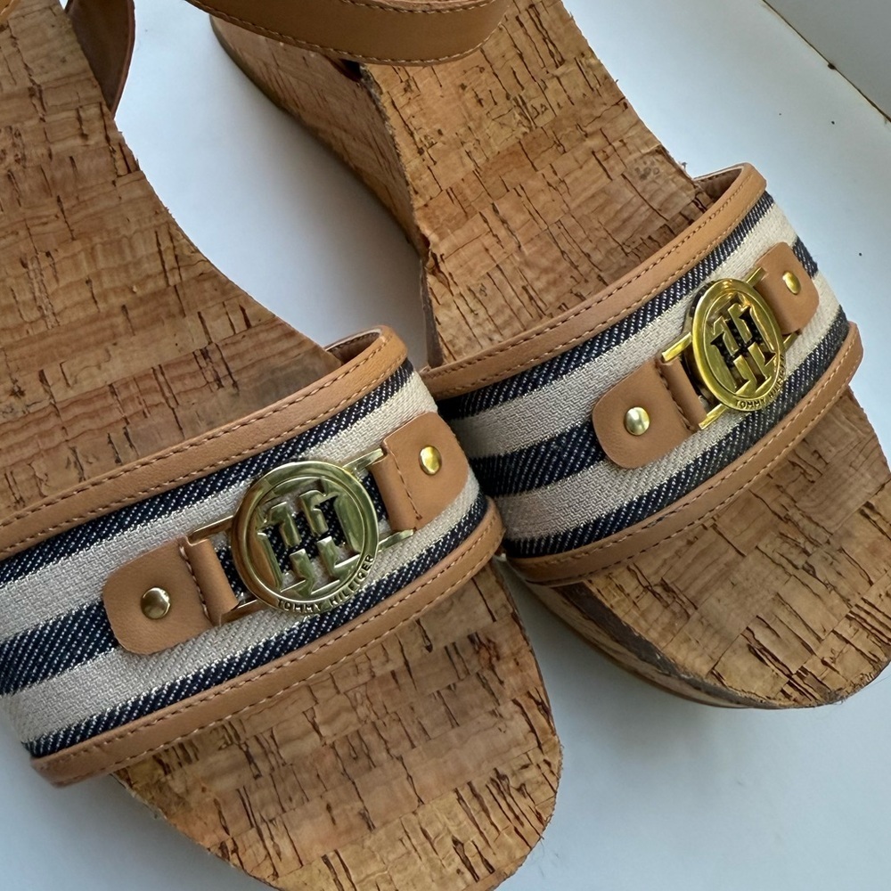 Tommy Hilfiger Women’s Hottie Cork Logo Gold Hardware Open Toe Wedges Size 8M - Picture 3 of 8
